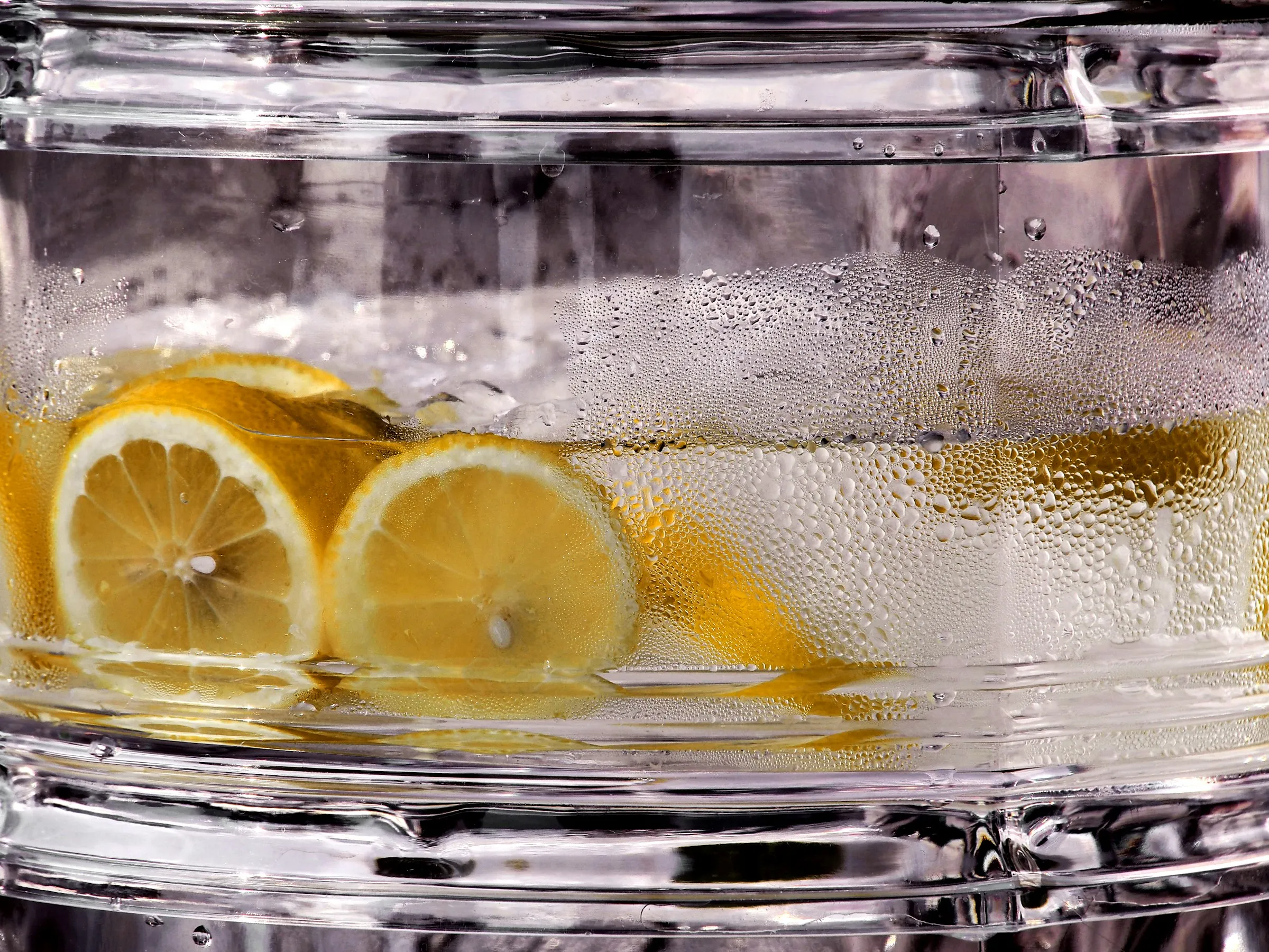 Tranches de citron dans un verre d'eau fraîche — hydratation et bien-être