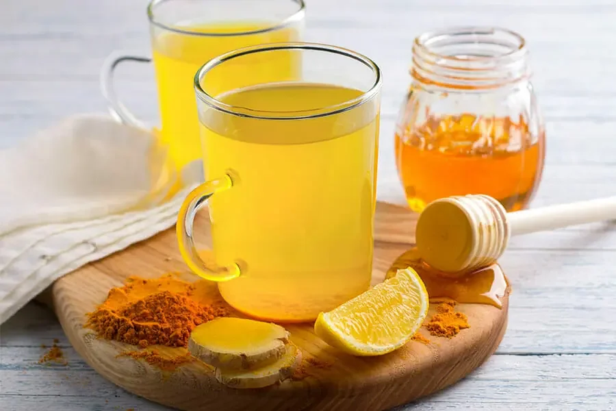 Boisson chaude au gingembre, citron et miel dans une tasse