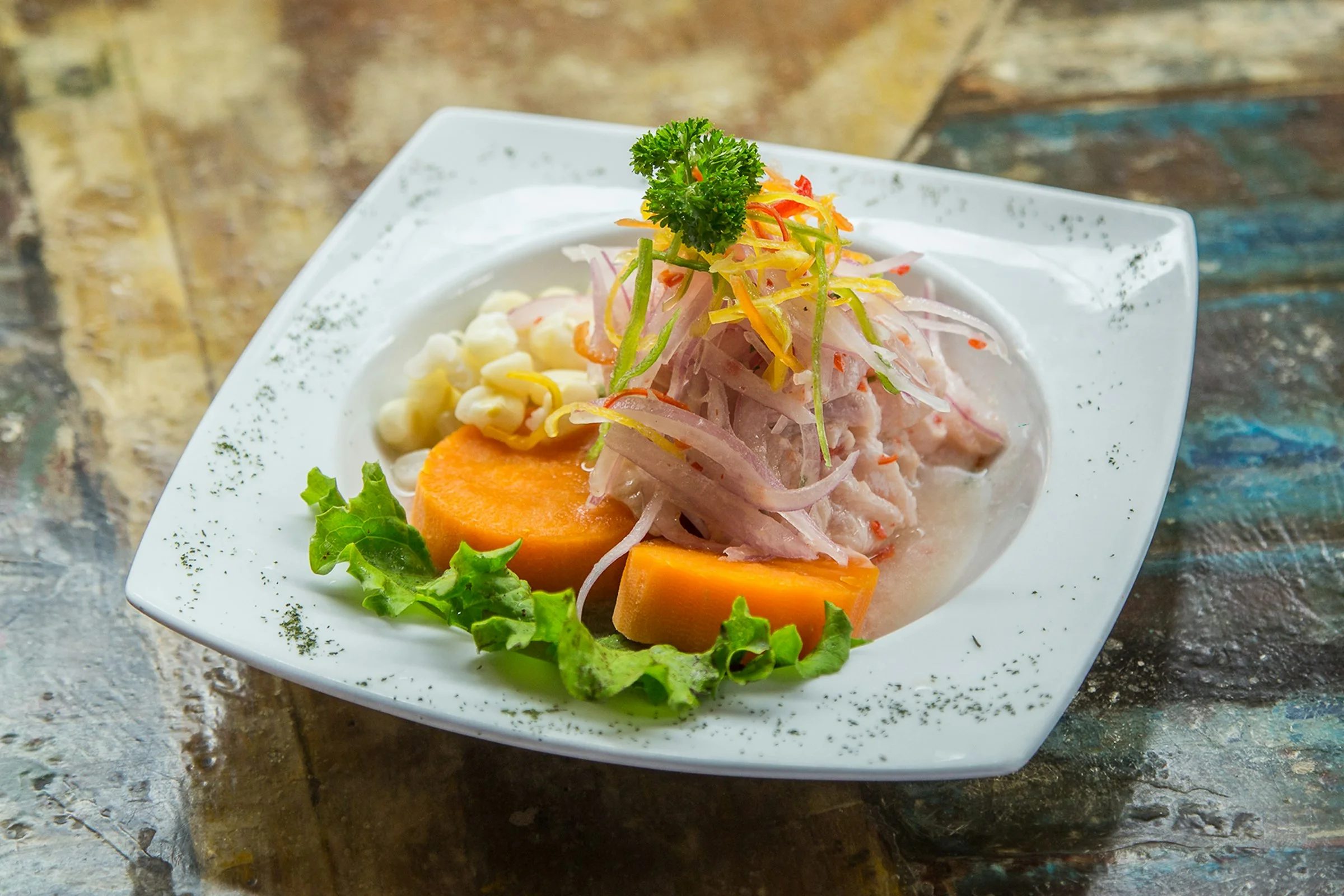 Bol de ceviche au citron vert et poisson cru