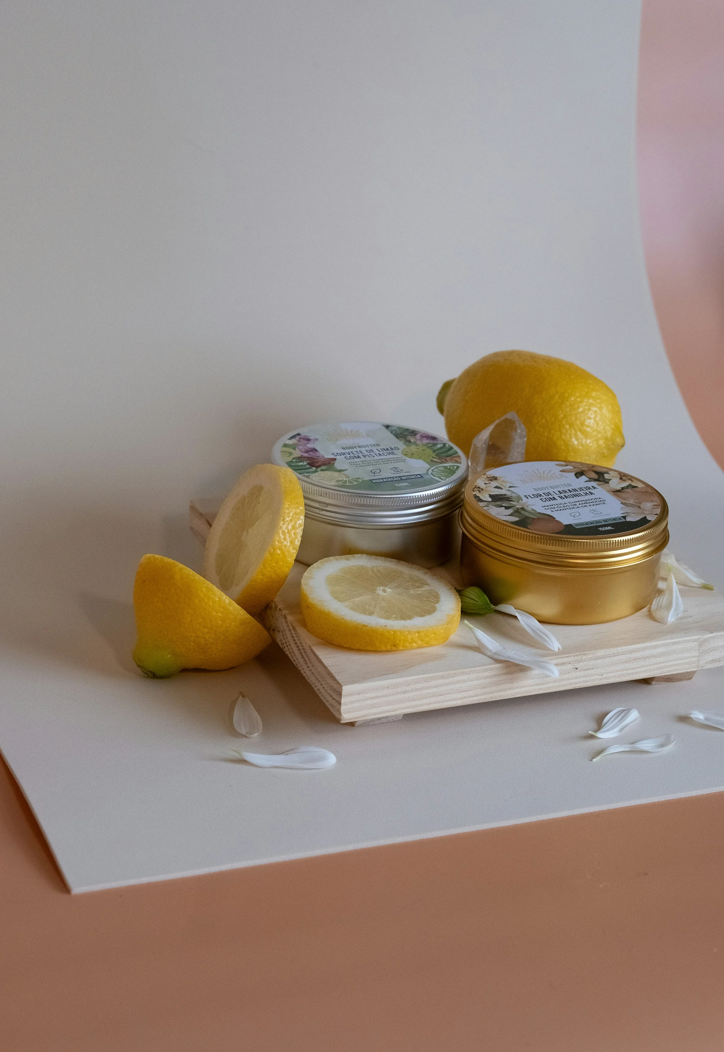 Citron tranché sur marbre clair, cosmétique naturelle
