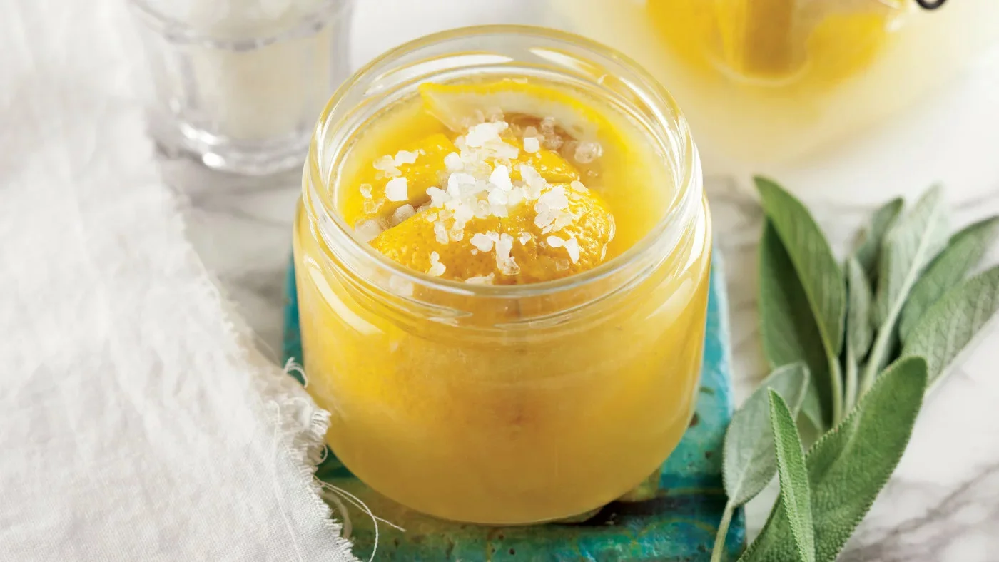 Citrons confits au gros sel dans un bocal en verre