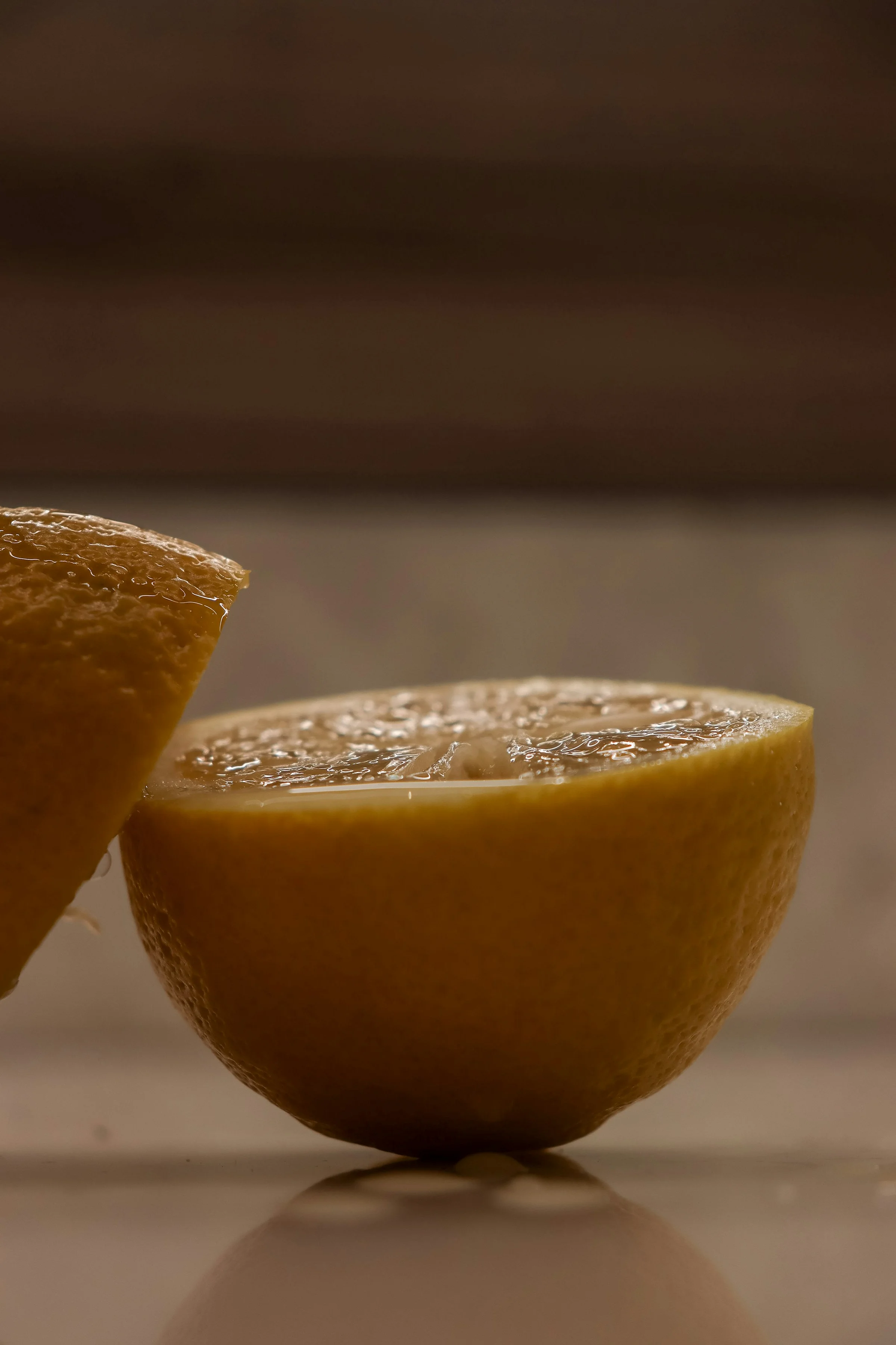 Comparaison de deux bocaux de citrons confits : version salée et version sucrée