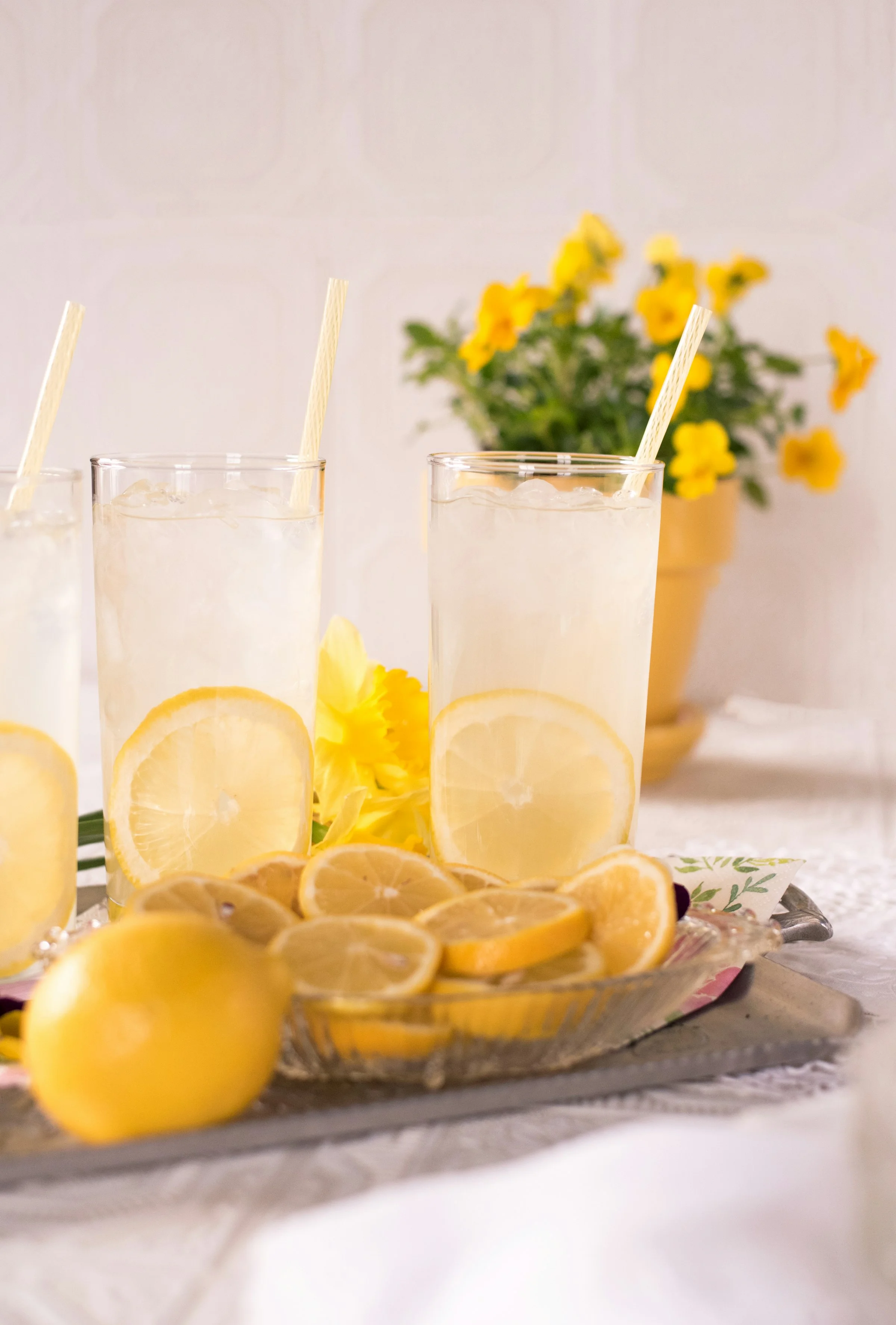 Verre de jus de citron frais, composition sobre