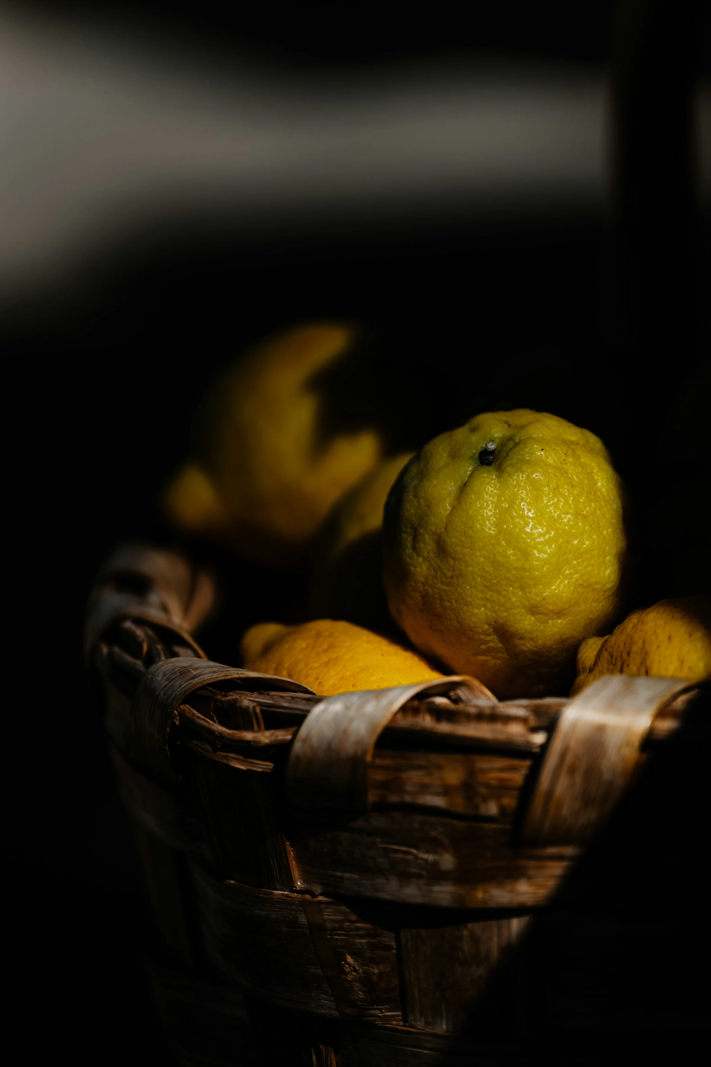 Citron coupé en deux sur fond clair