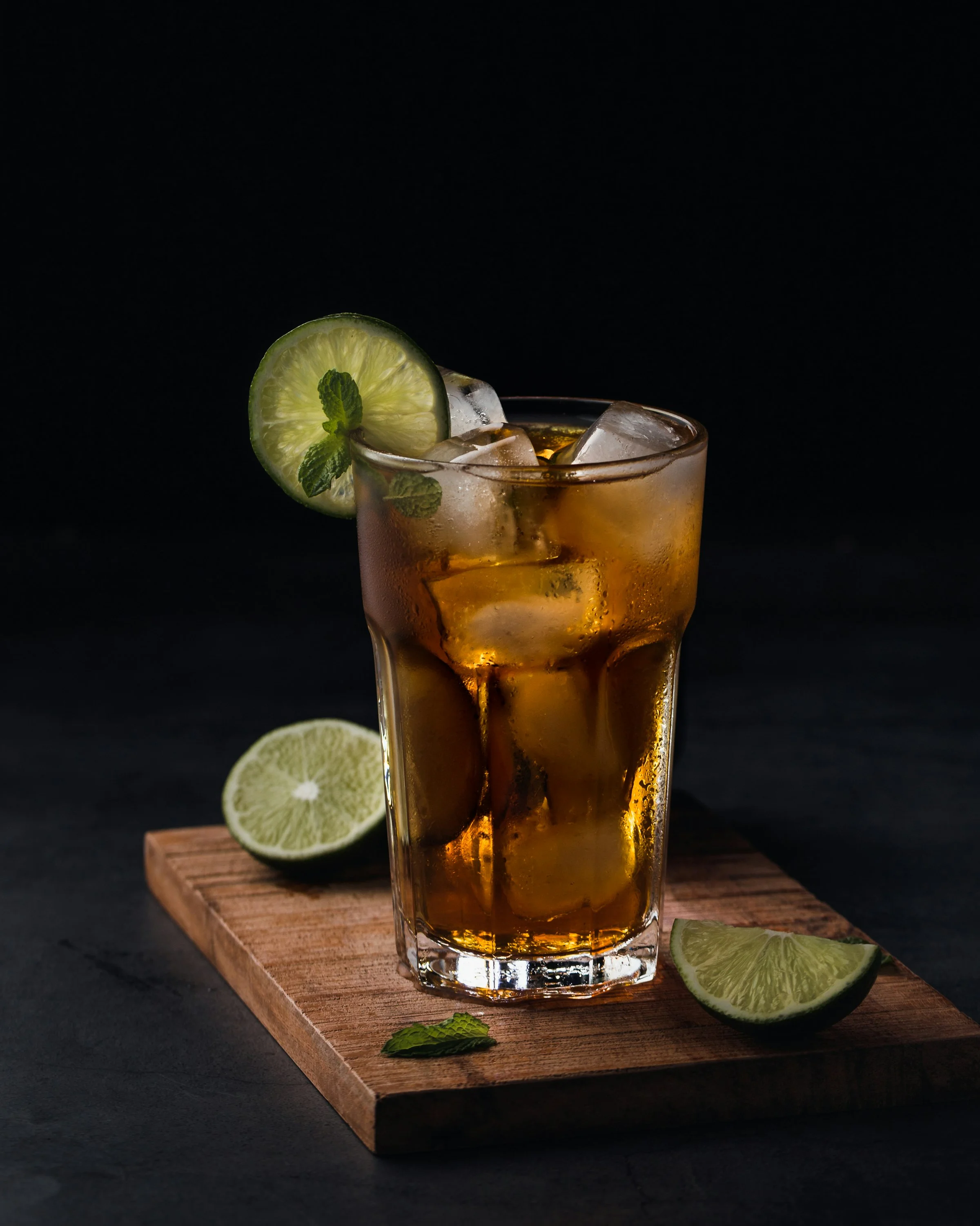 Jus de citron pressé du matin, lumière naturelle
