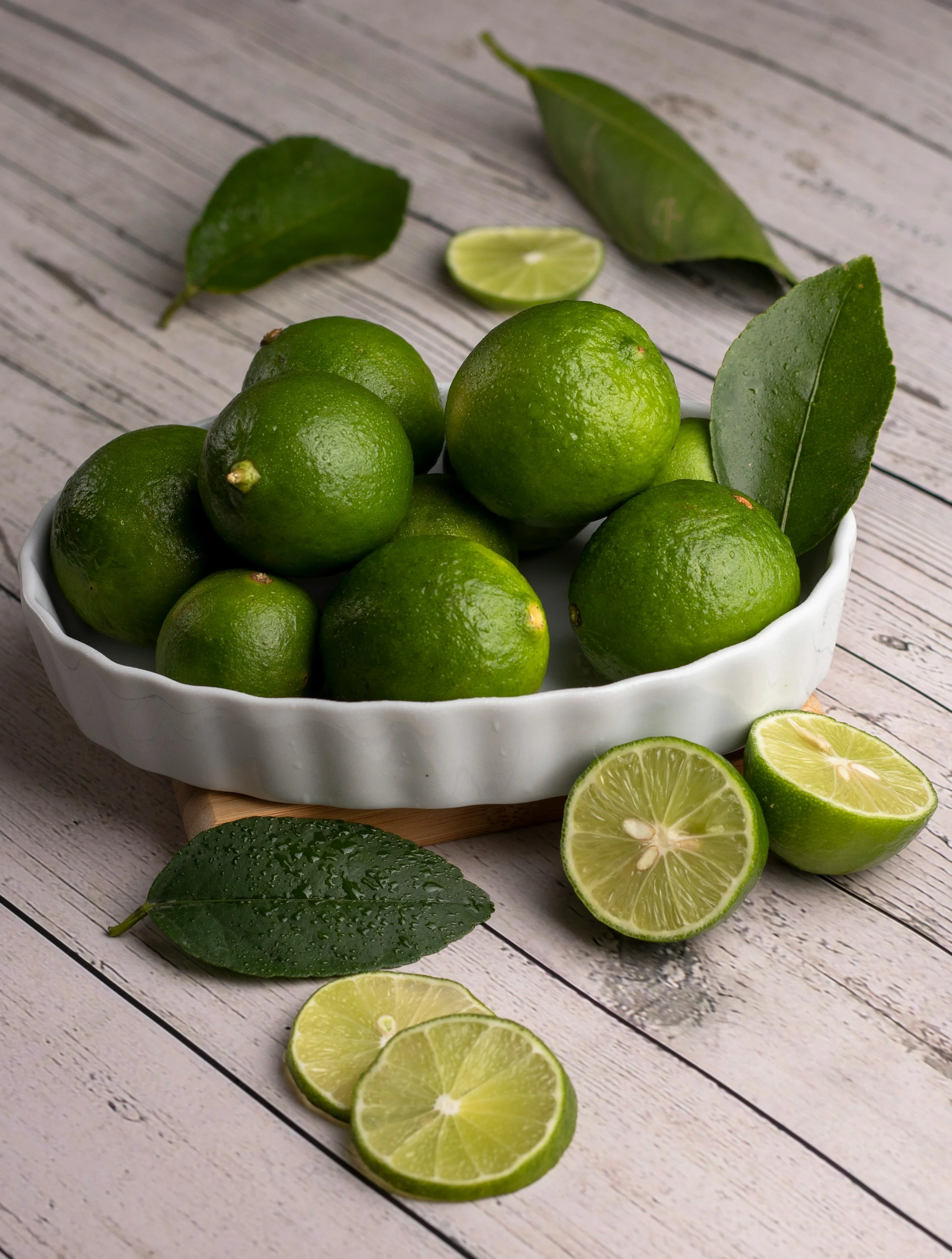 Combava (kaffir lime) avec feuilles, fond sombre exotique