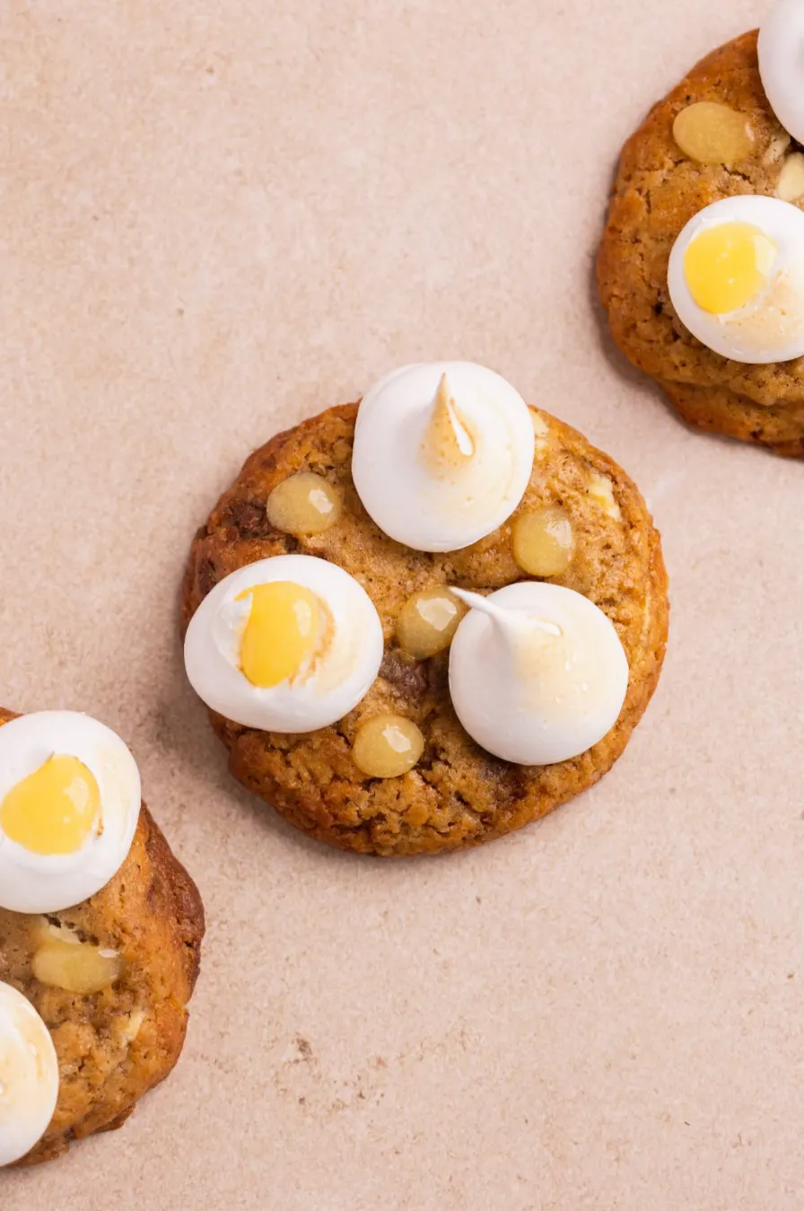 Cookies citron-meringué croquants avec dôme de meringue brûlée doré