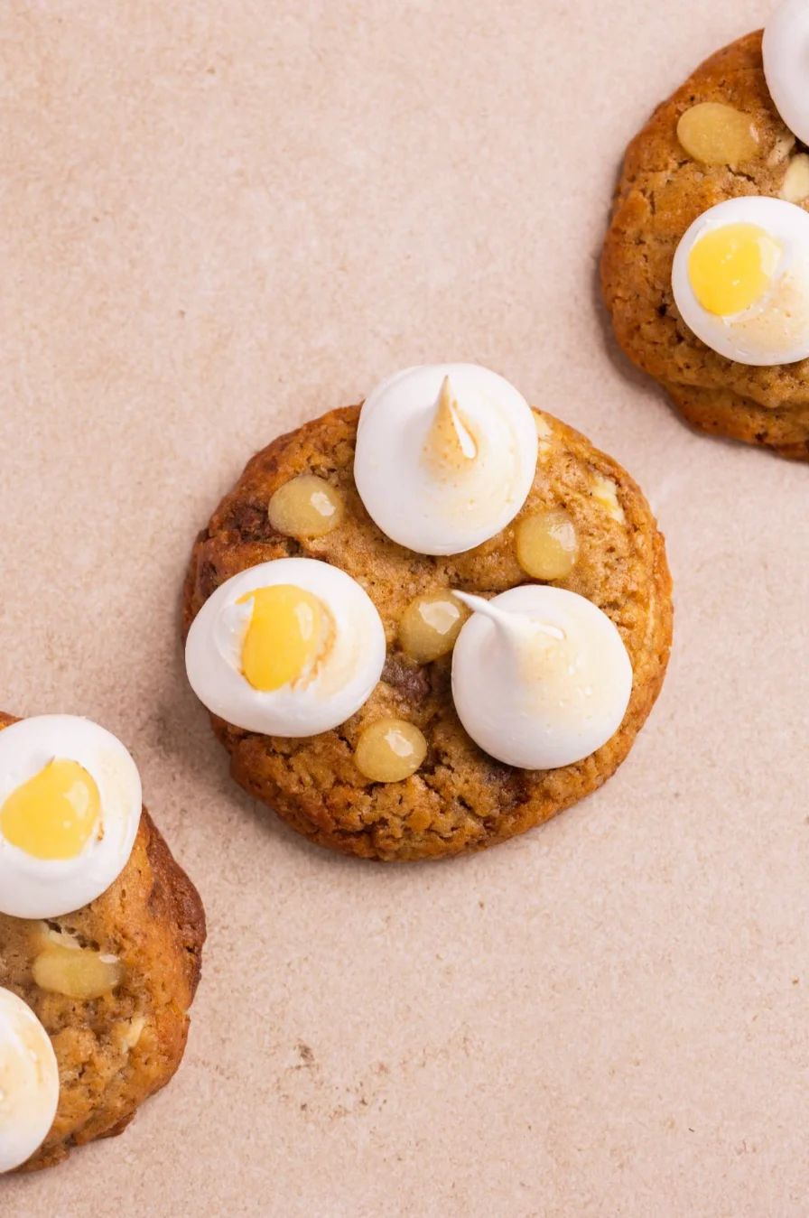 Cookies citron-meringué croquants avec dôme de meringue brûlée doré