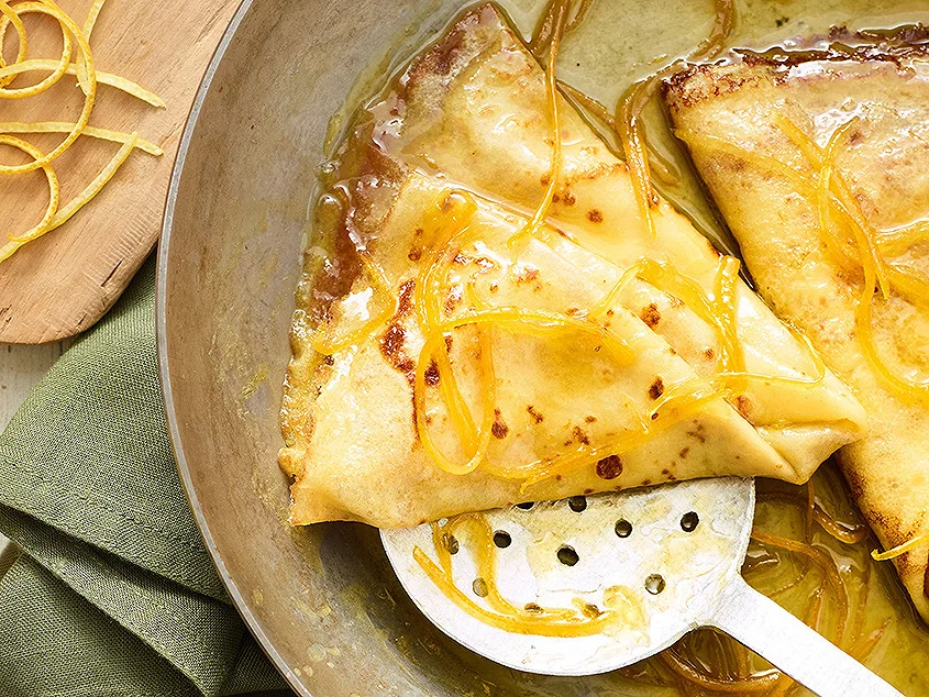 Crêpes Suzette flambées au limoncello dans une poêle
