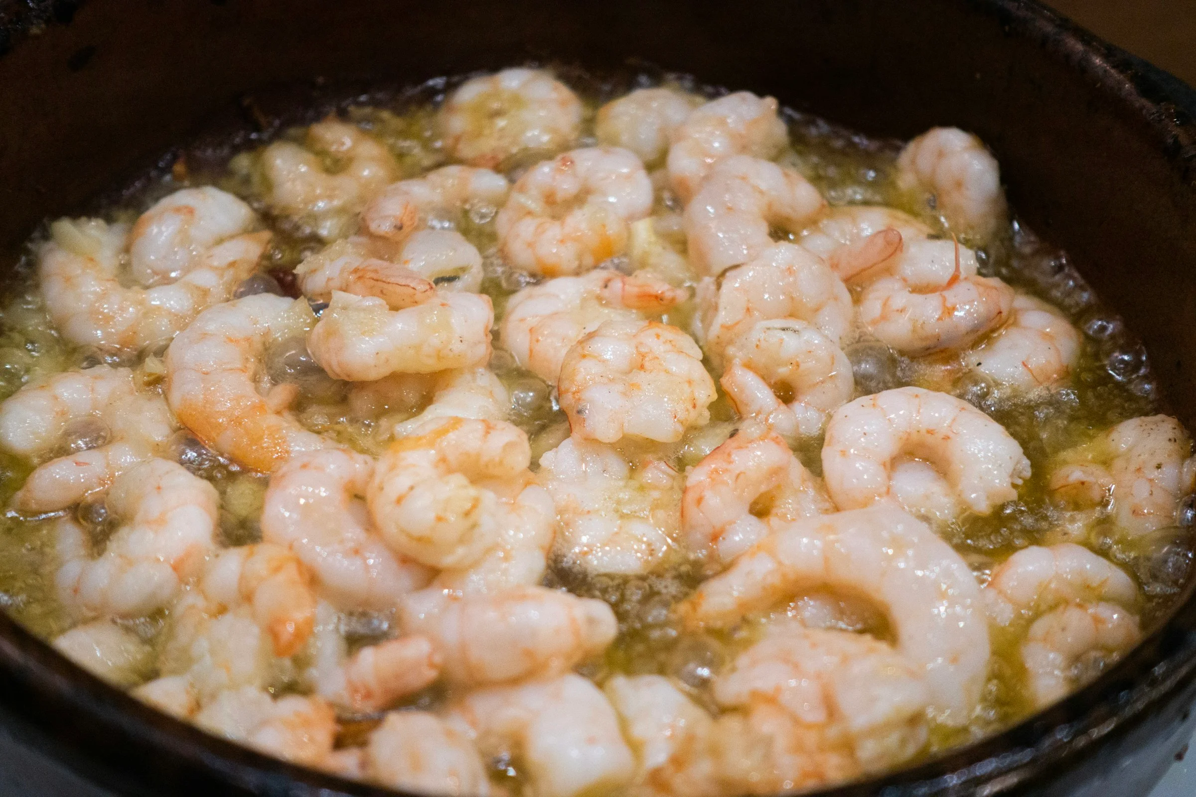 Crevettes poêlées au citron et aux herbes aromatiques