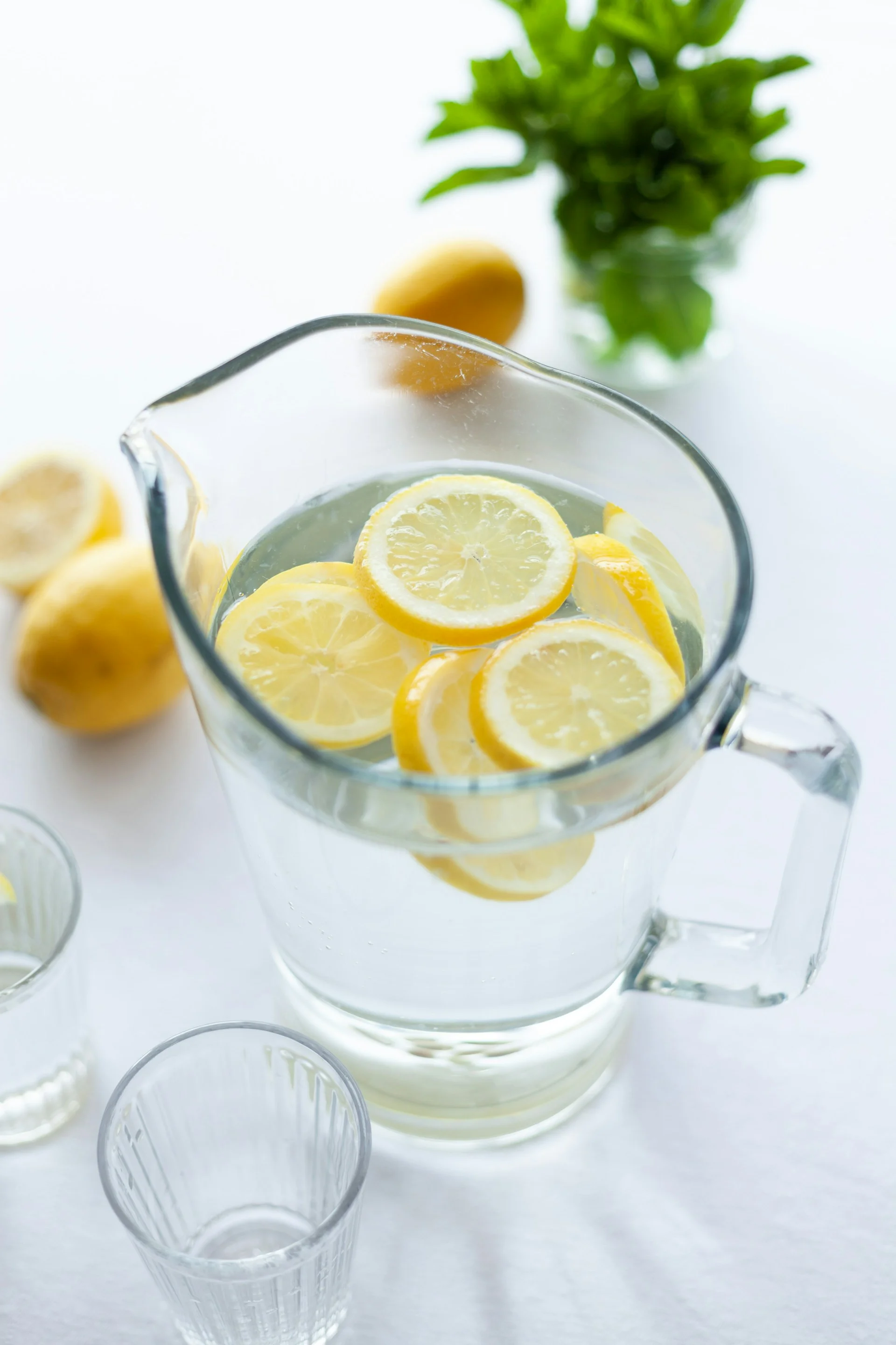 Verre d'eau chaude avec tranche de citron frais et vapeur visible