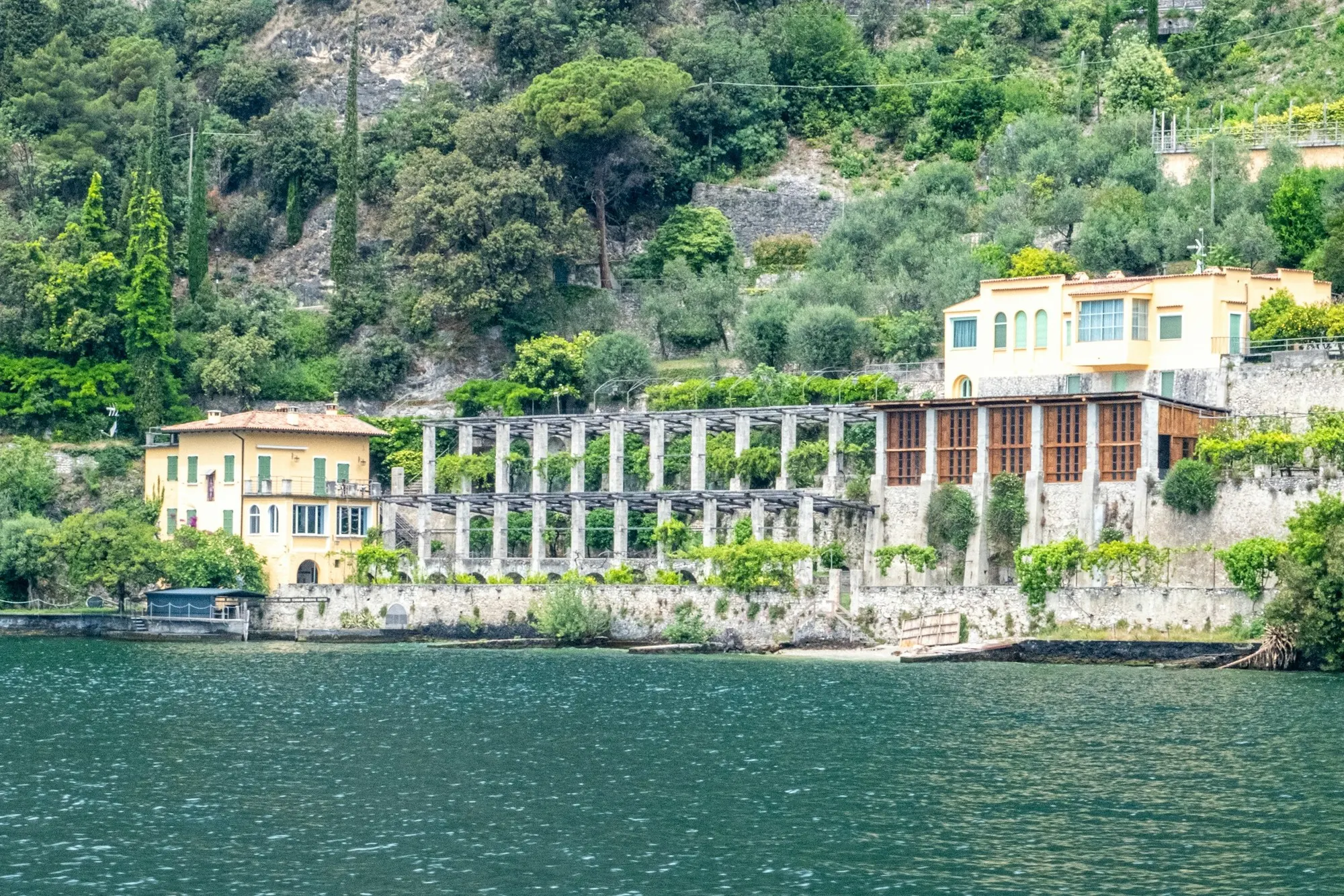Verger de citronniers sur le lac de Garde, sous structure traditionnelle