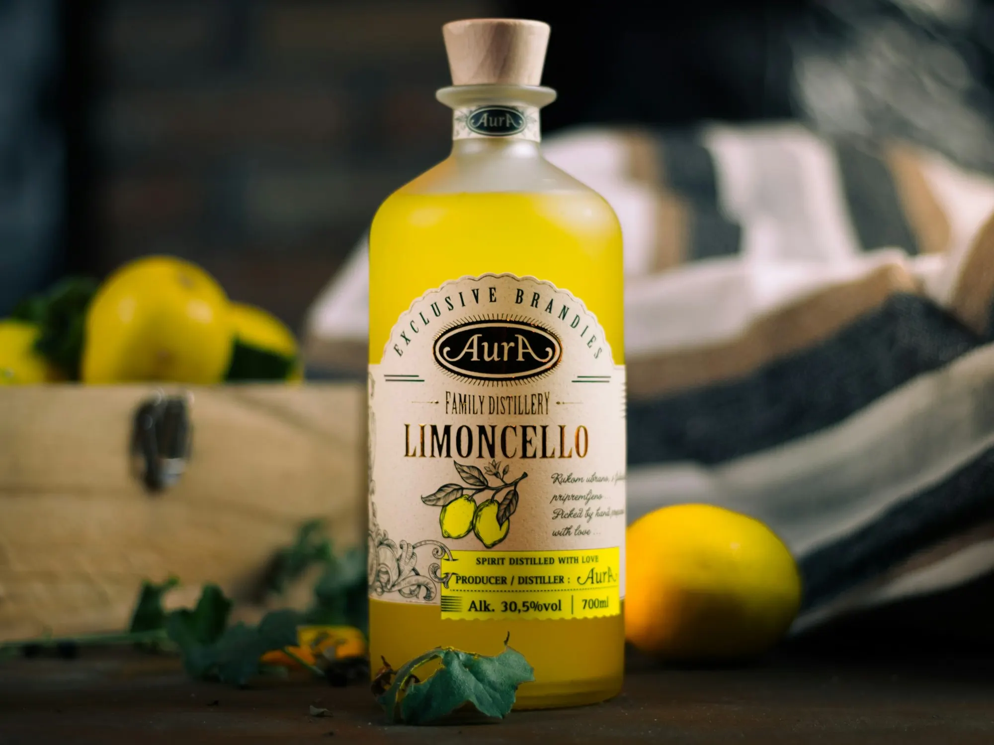 Bouteille de limoncello et verre de digestif au crépuscule amalfitain
