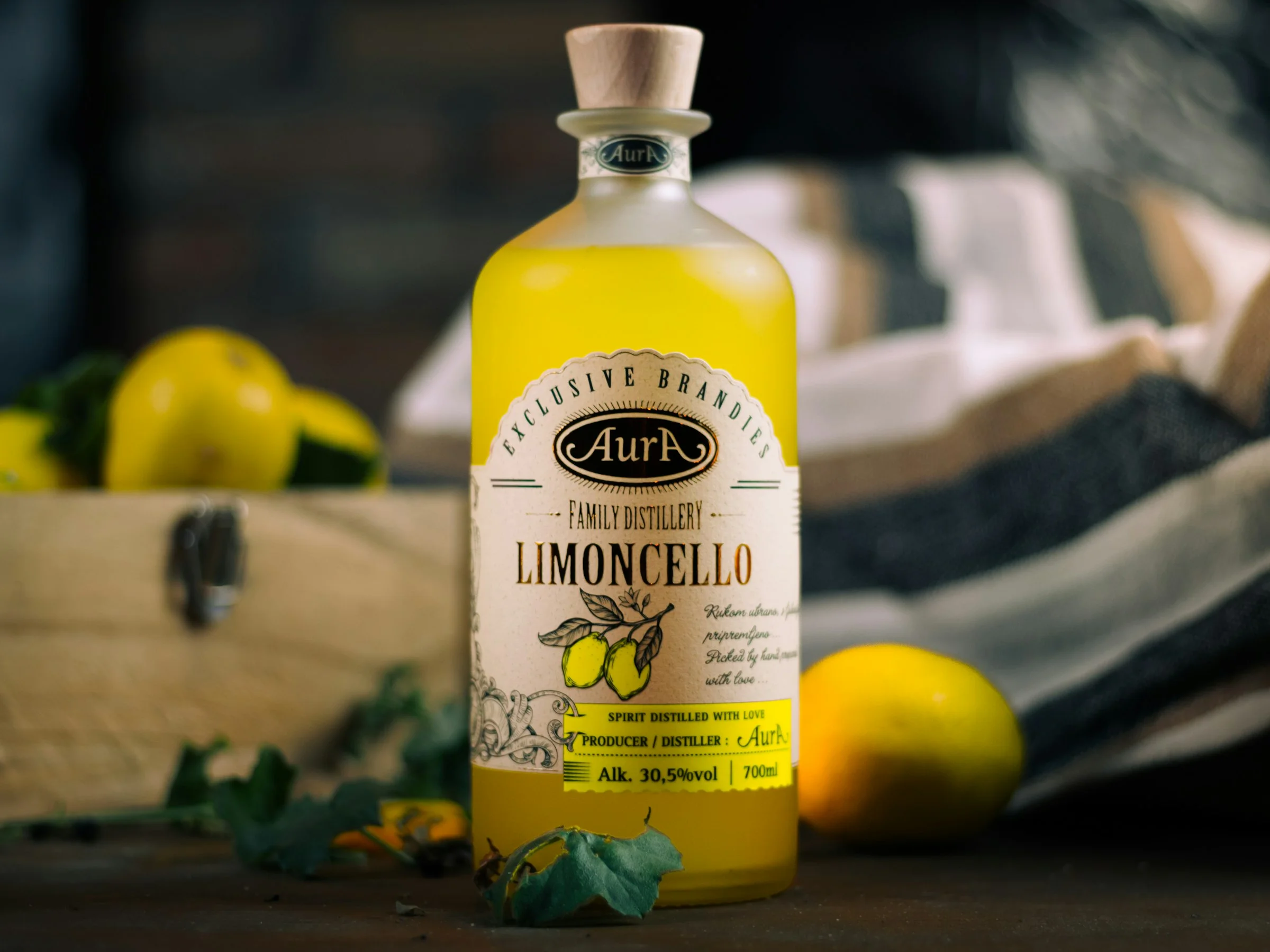Bouteille de limoncello et verre de digestif au crépuscule amalfitain