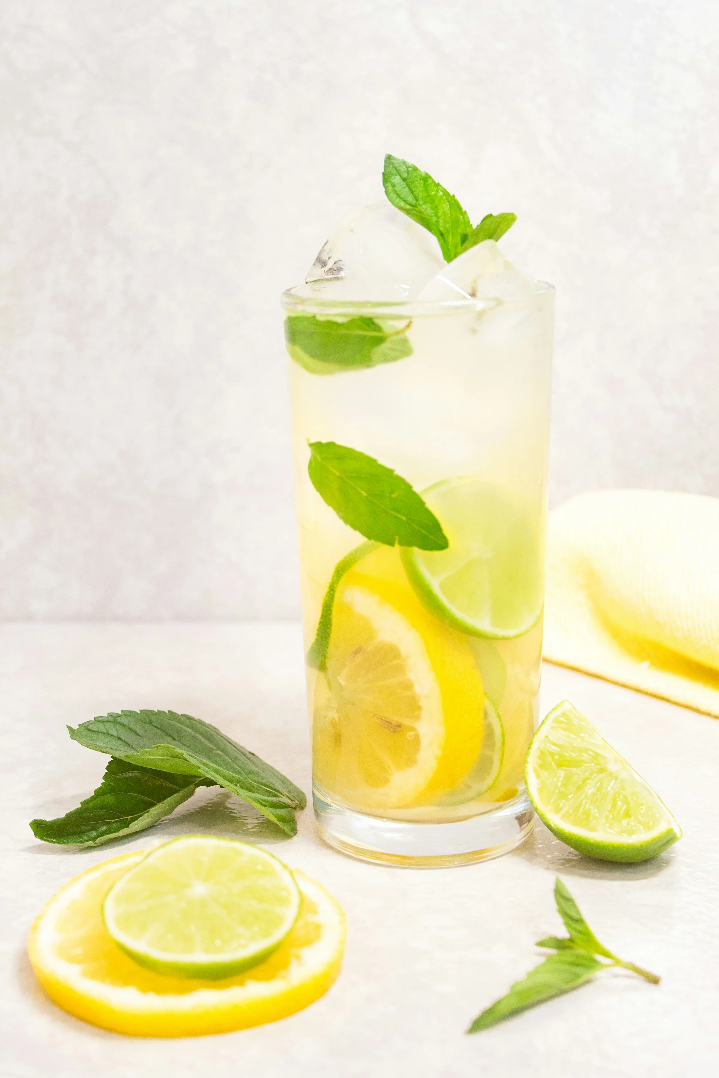 Verre de limonata italienne avec glaçons et menthe