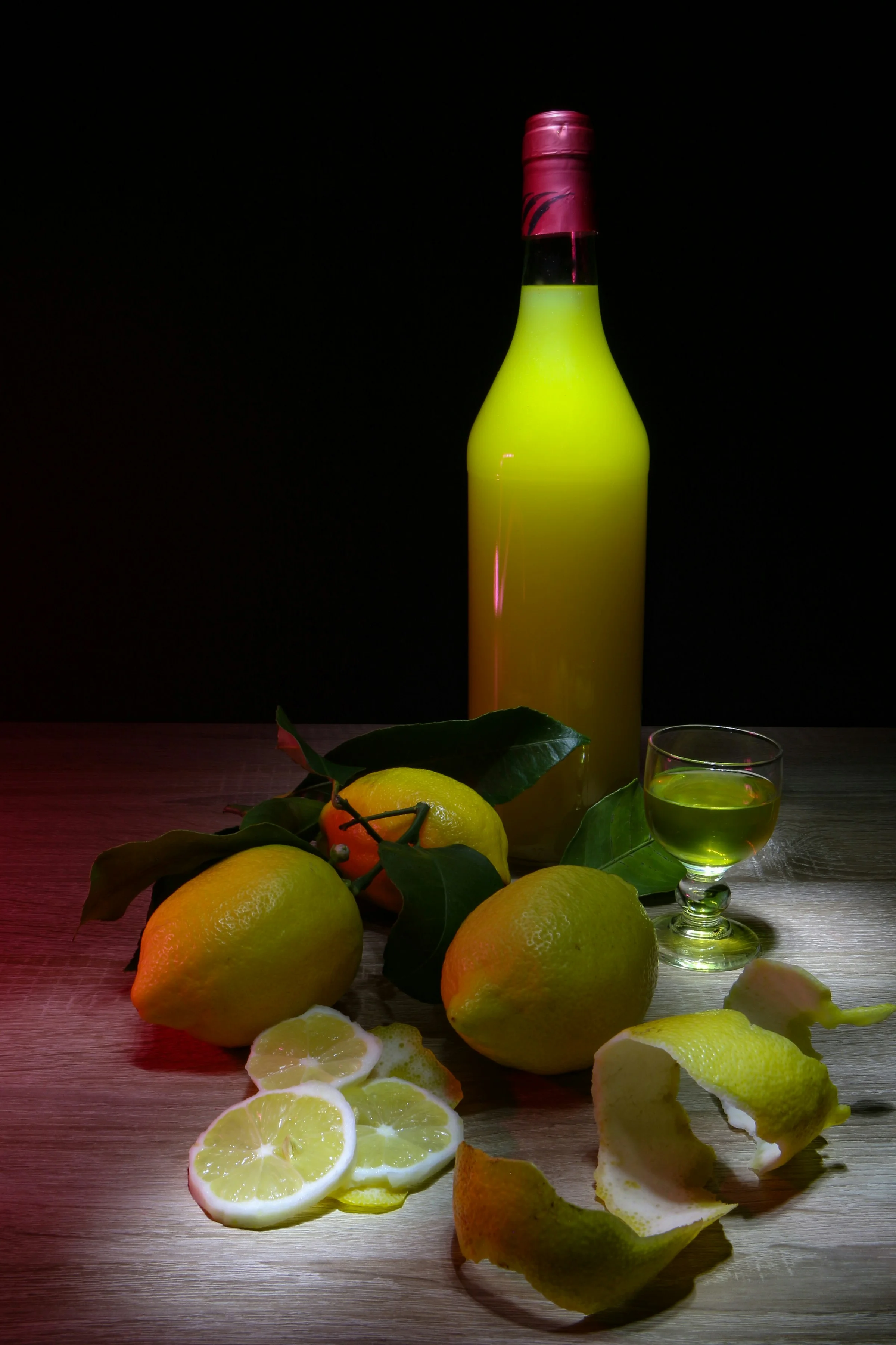 Bouteille de limoncello fait maison avec zestes en macération