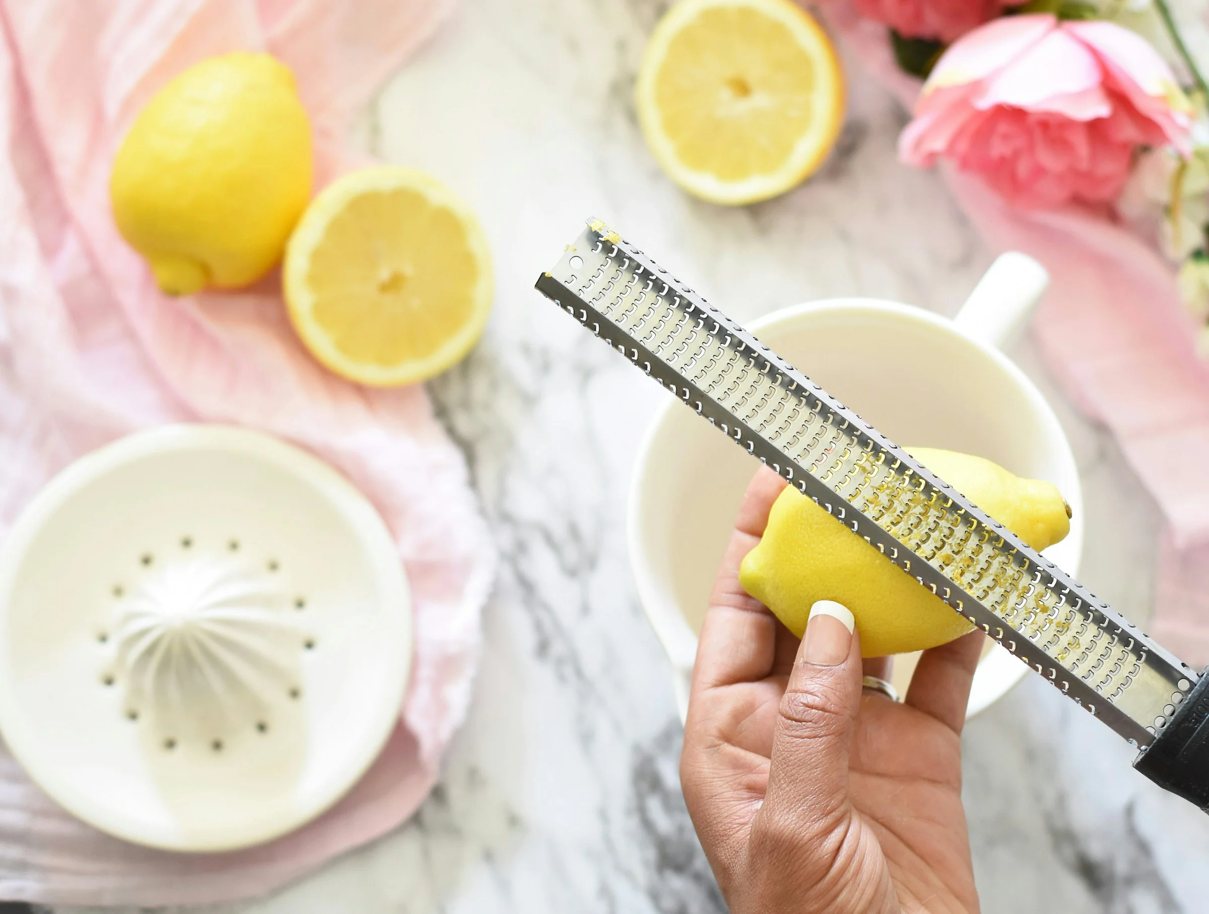 Zeste de citron râpé et flacon d'huile essentielle