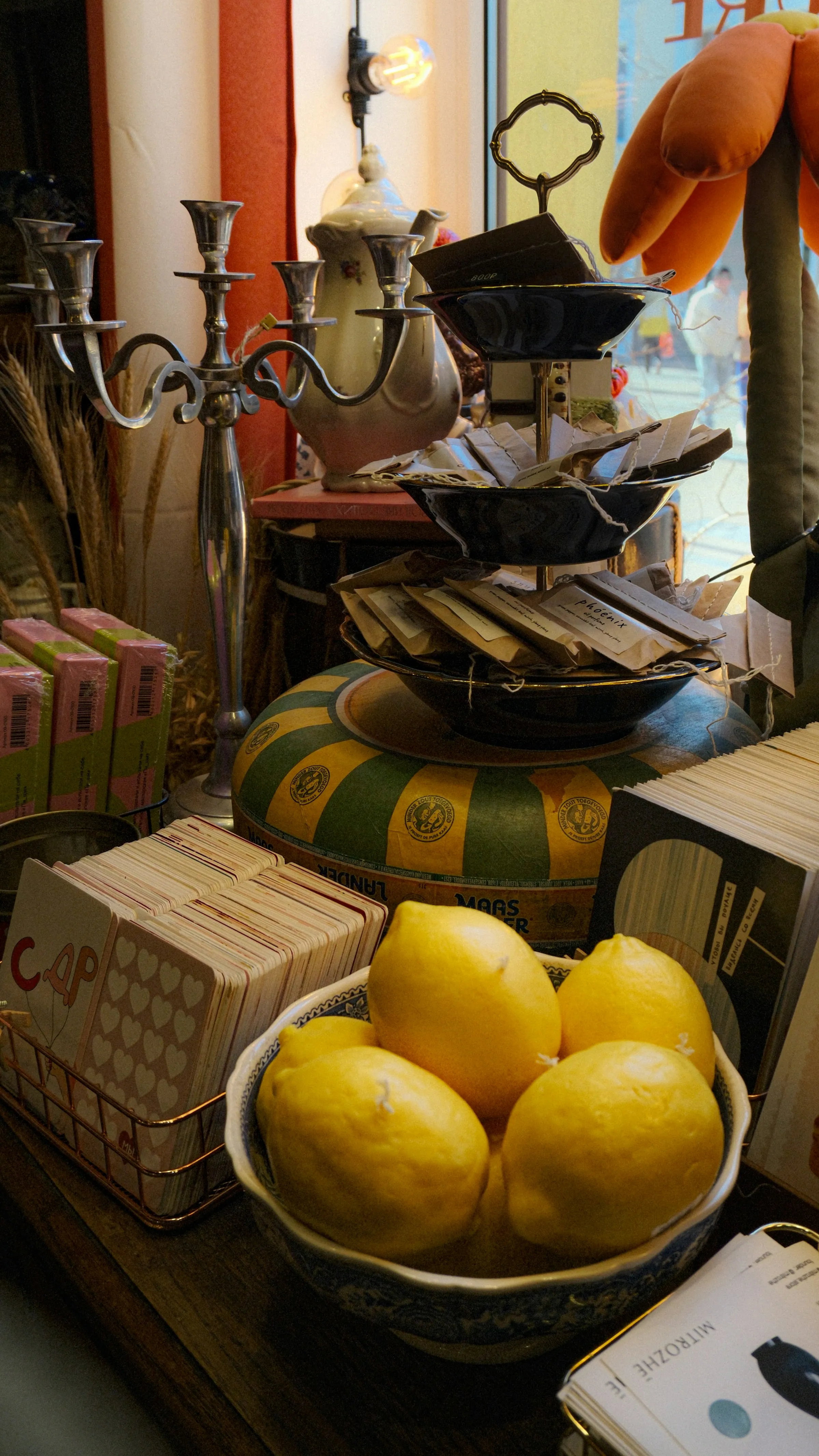 Coupe de citrons frais dans un intérieur chaleureux et chiné