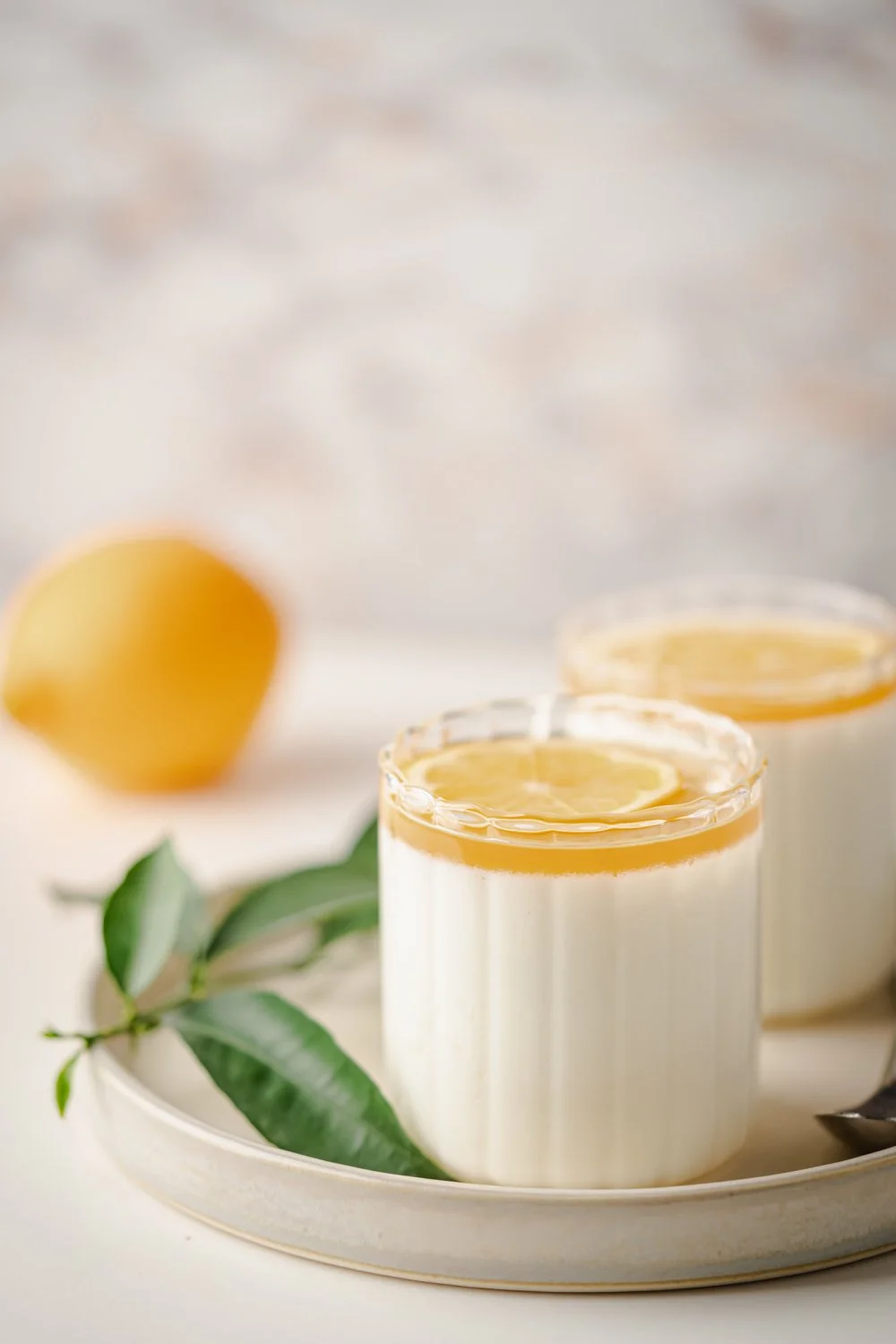 Panna cotta au citron sur assiette blanche minimaliste