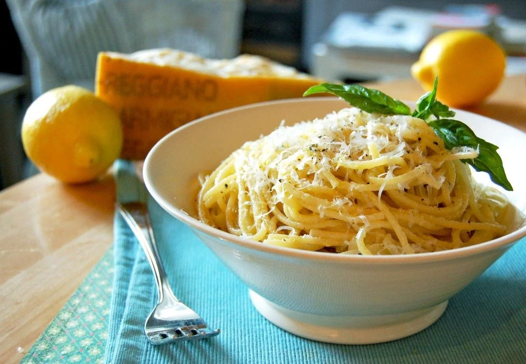 Pâtes longues au citron, parmesan et basilic