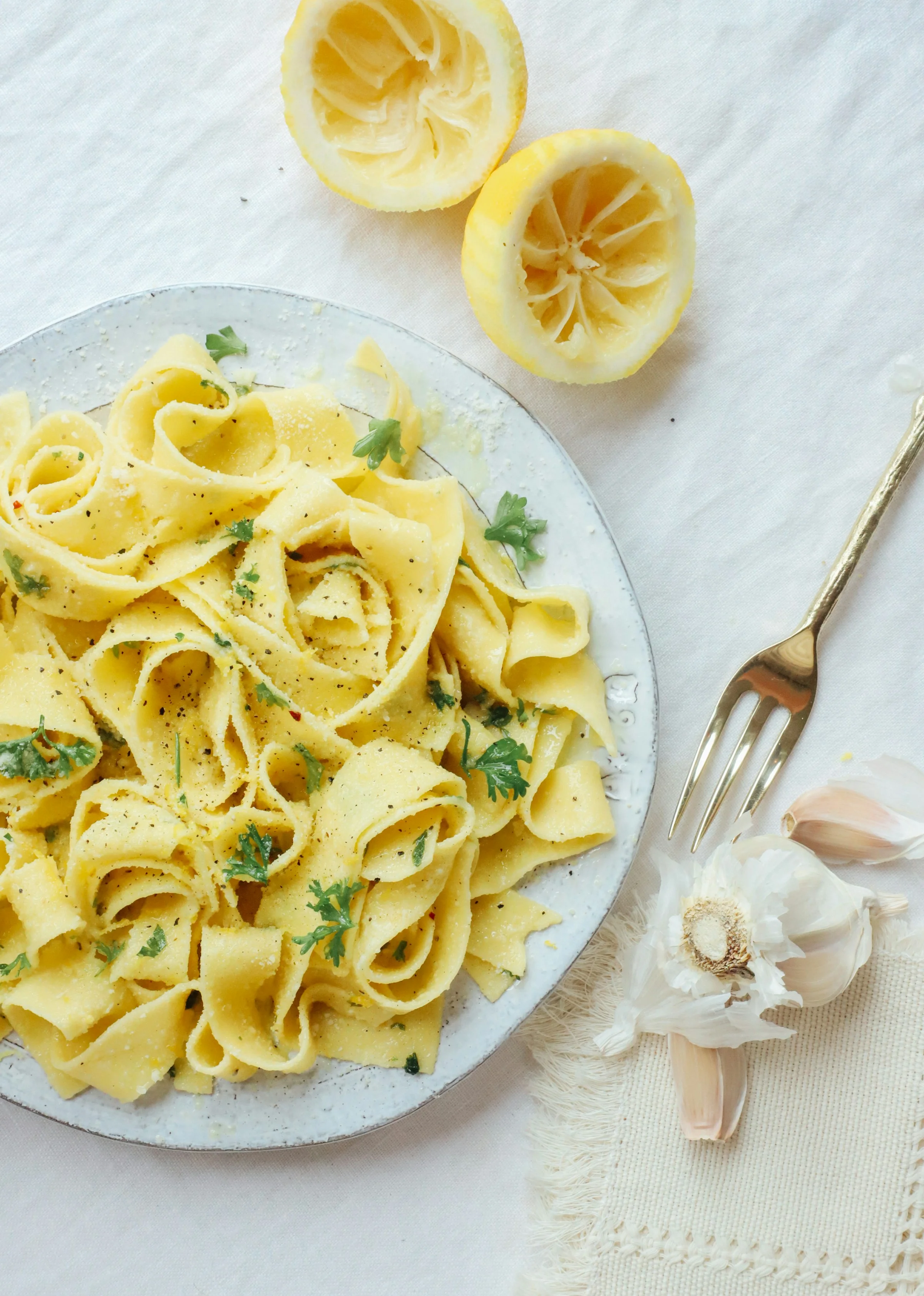 Pâtes fraîches nappées de sauce crème au citron, finition zeste frais et persil
