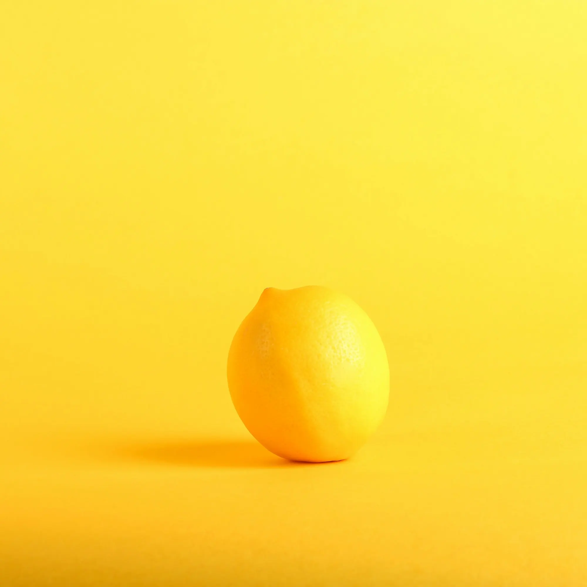 Composition créative avec plusieurs citrons et accessoires