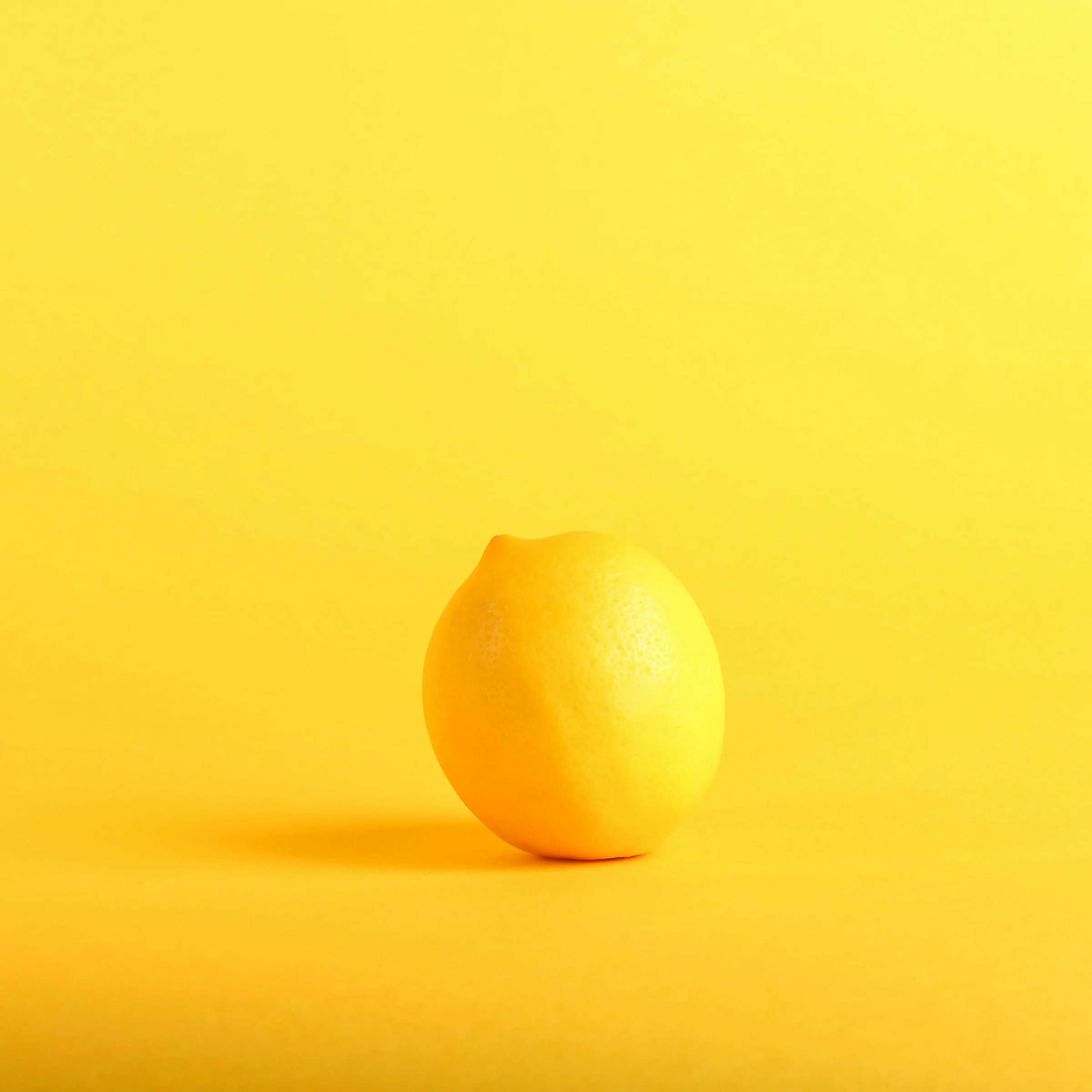 Composition créative avec plusieurs citrons et accessoires
