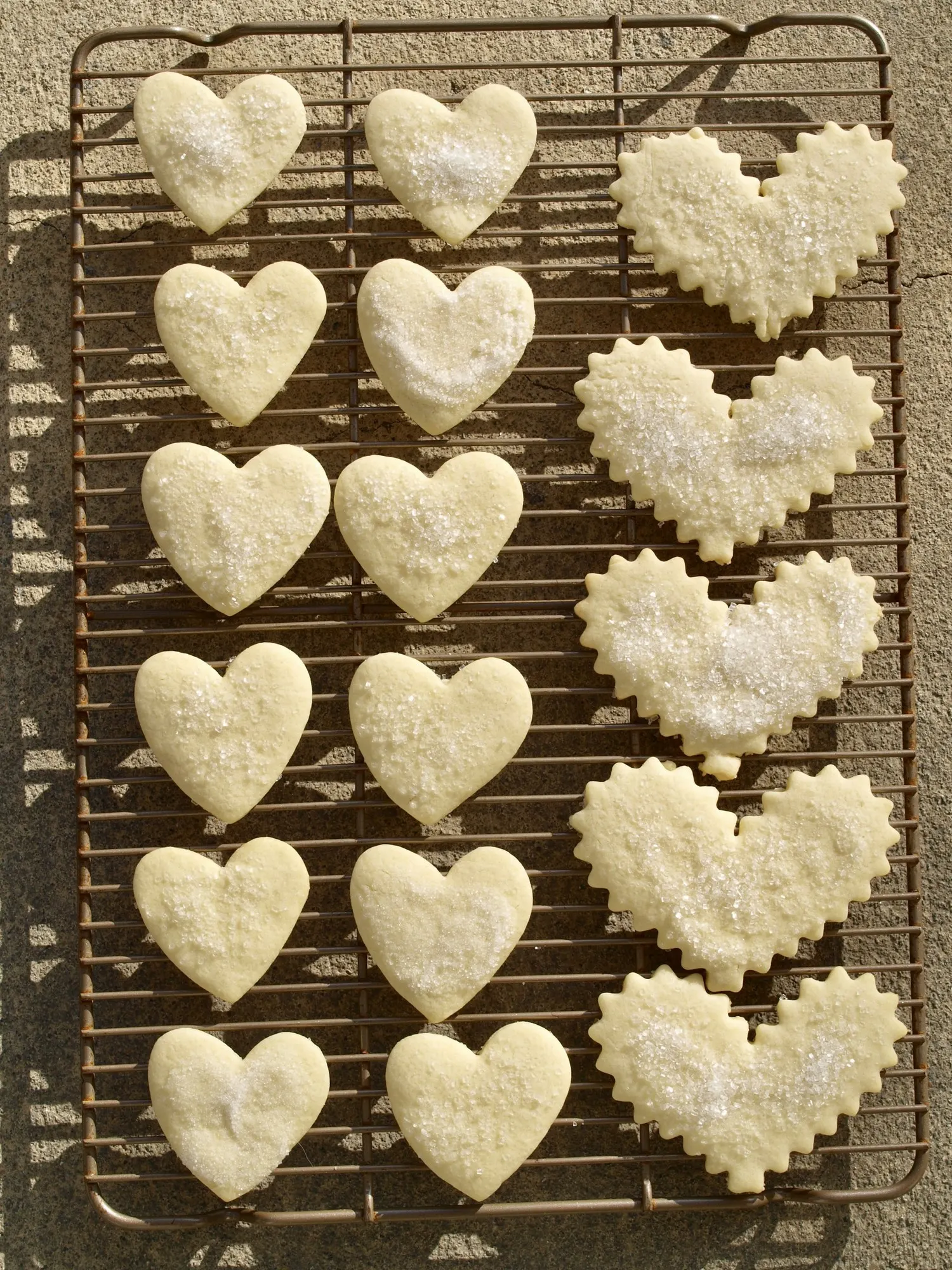 Sablés au citron dorés rangés avec sucre cristallisé