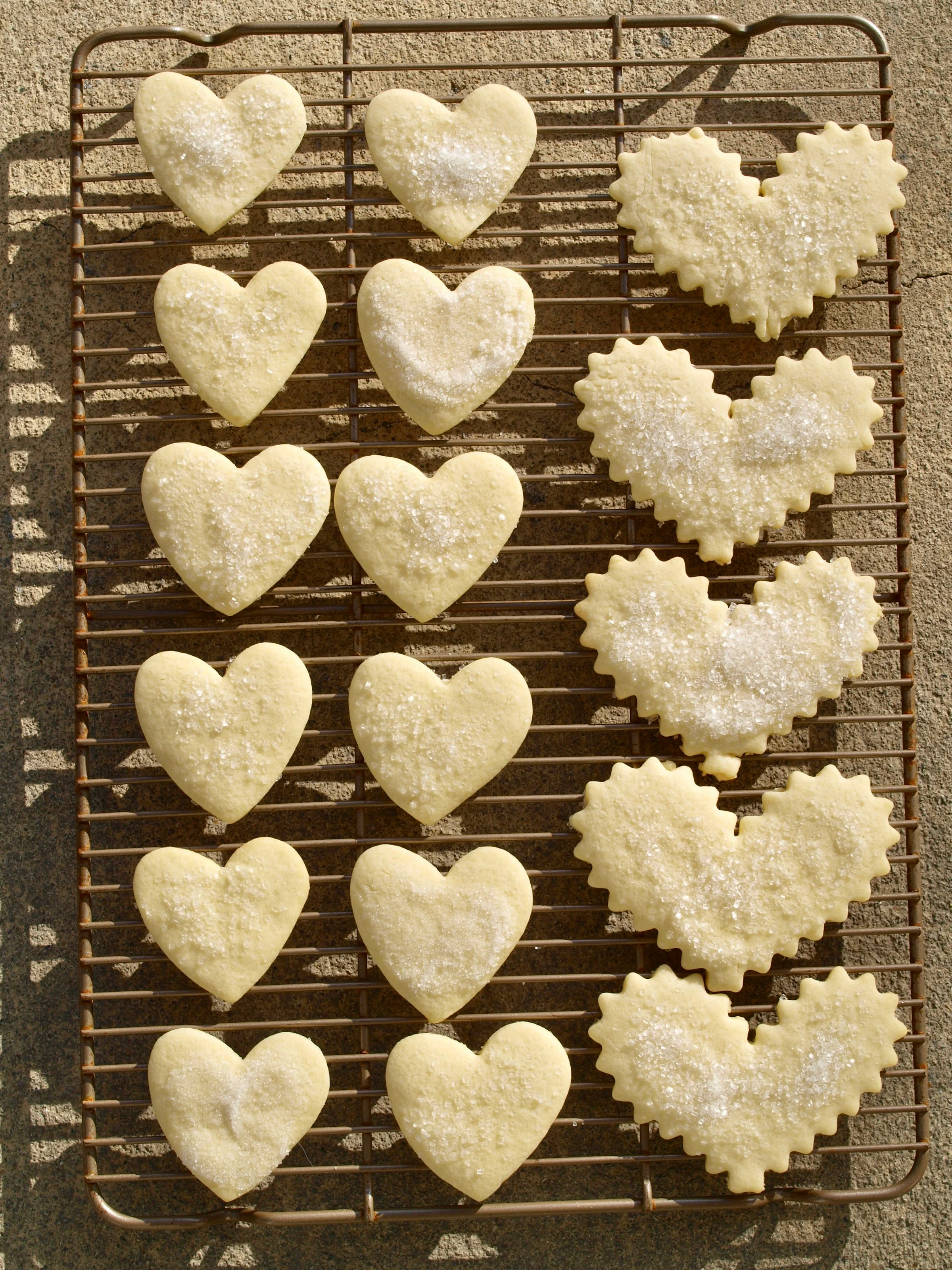 Sablés au citron dorés rangés avec sucre cristallisé