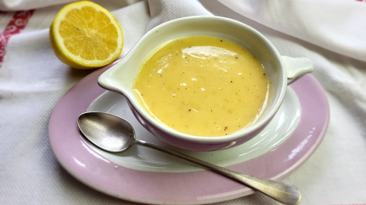 Sauce au citron nappant un poisson blanc