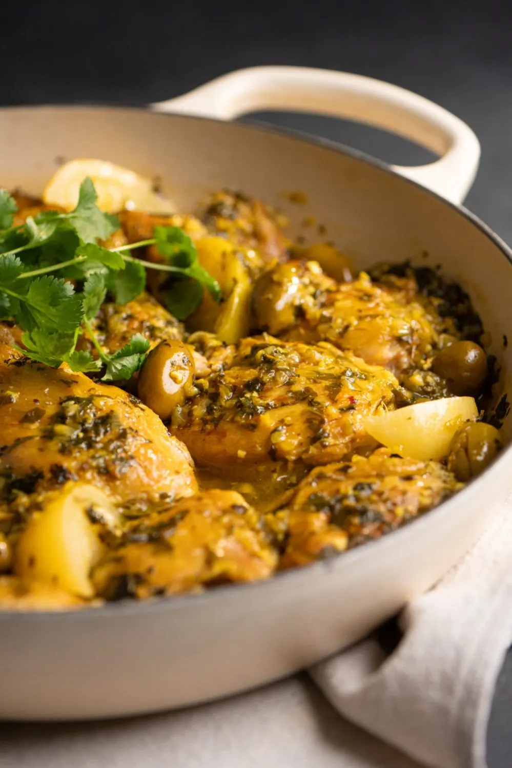Tajine de poulet au citron confit, olives vertes et coriandre dans une cocotte