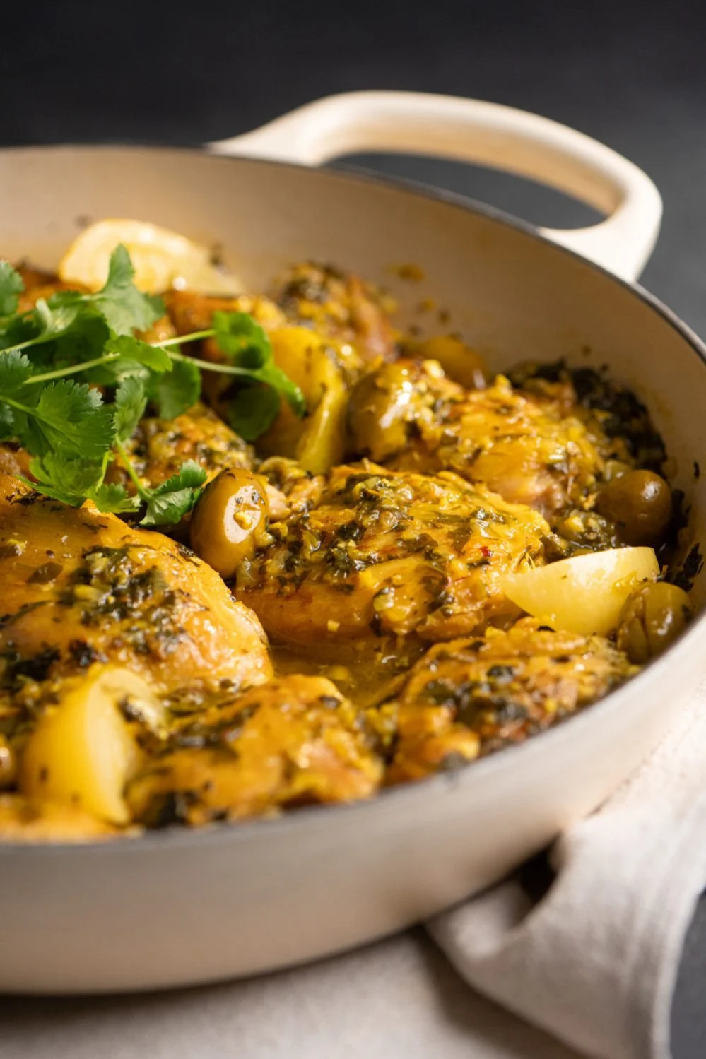 Tajine de poulet au citron confit, olives vertes et coriandre dans une cocotte
