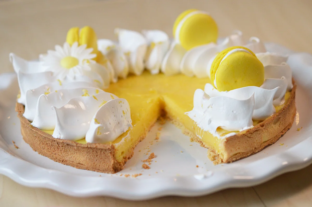 Tarte au citron meringuée dorée, parts coupées