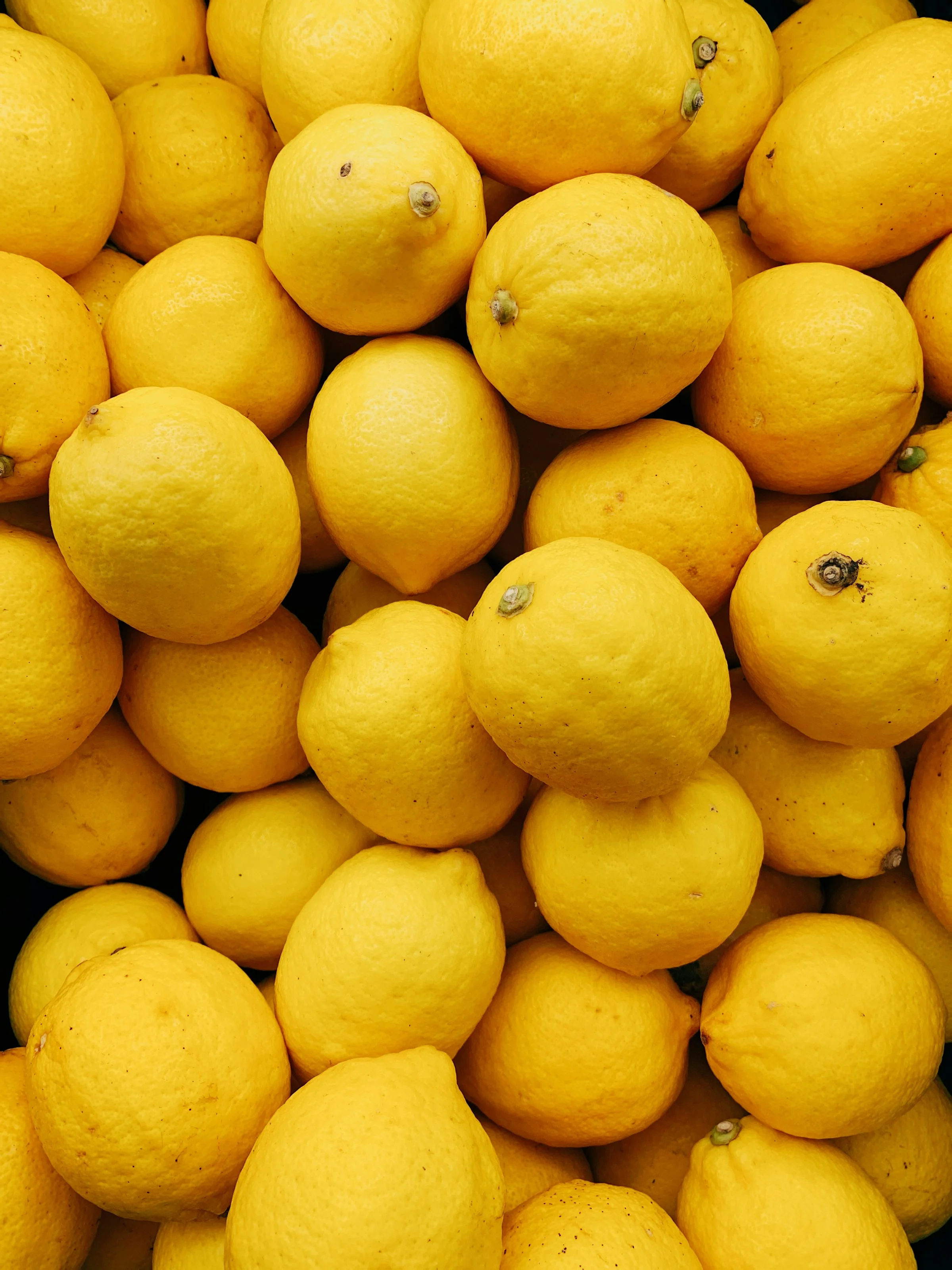 Caisse de citrons jaunes frais prêts pour transformation ou conservation