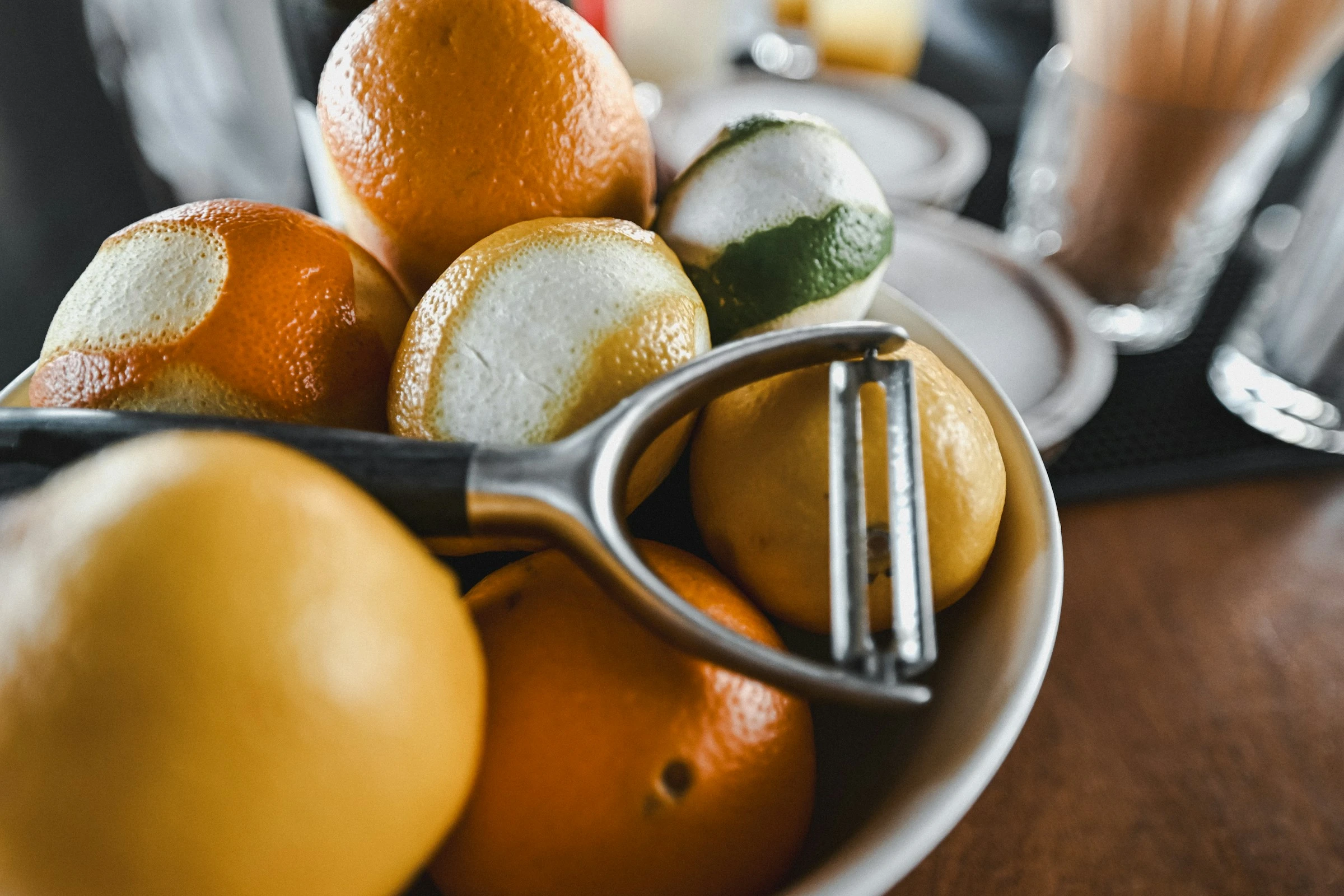 Bol d'agrumes zestés et économe — variétés et usages du citron