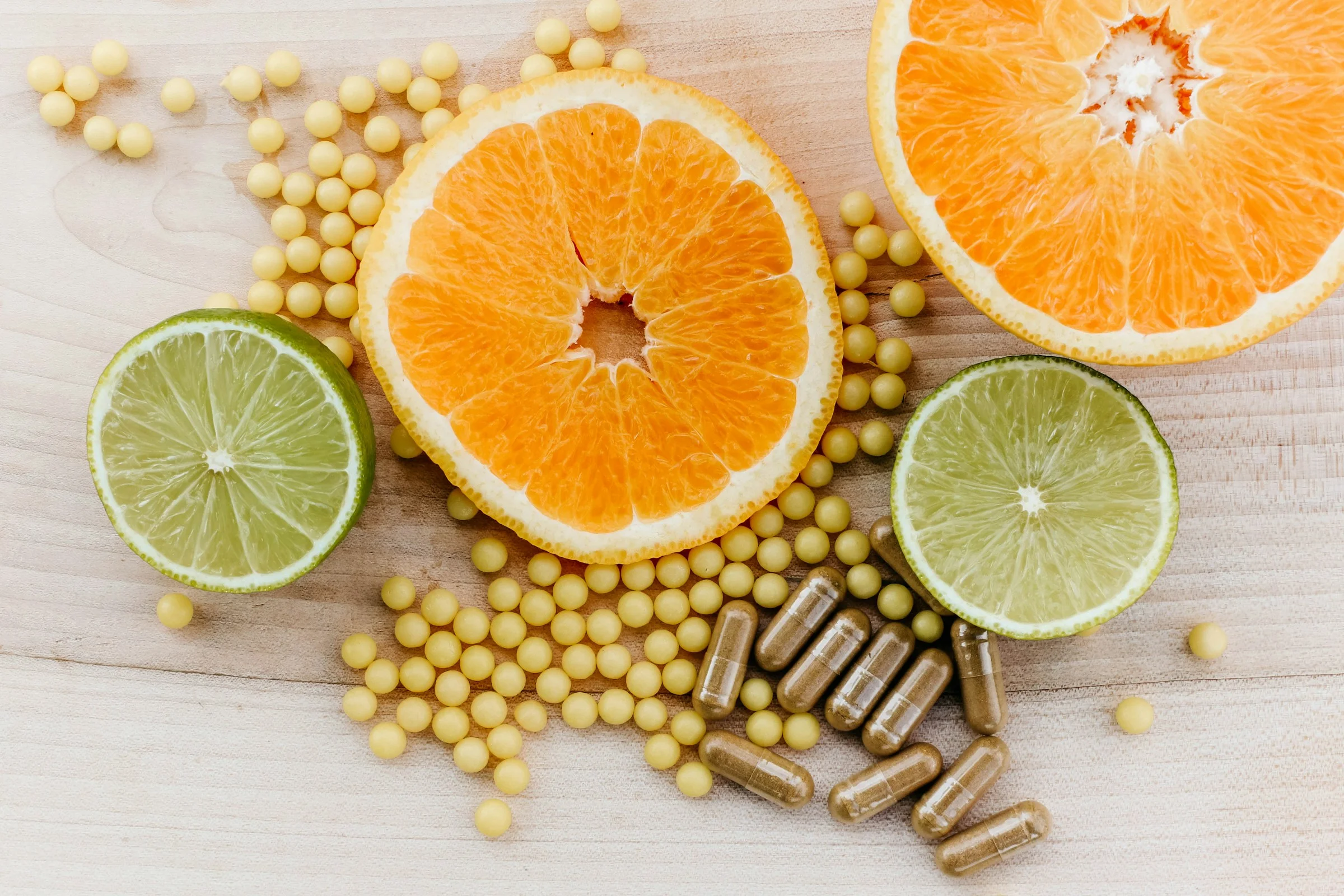 Citron frais tranché exposant le jus et la pulpe riche en vitamine C
